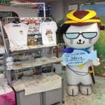 鯖江ブランド大使を務めるさばにゃんだにゃん。写真は認定されたときのものにゃん。これからは無期限で頑張ることになったにゃん。よろしくにゃー！