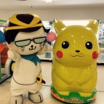 ピカチュウと一緒に写真を撮ったにゃ！ピカチュウはでんきネズミさんだけど大切なお友達にゃ！１０万ボルトはびりびりするにゃ～☆
